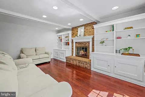 Living - 6 Starlight Ct, Potomac, MD 20854 photo 3 of 4
