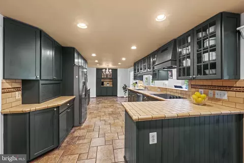 Kitchen - 6 Starlight Ct, Potomac, MD 20854 photo 6 of 7