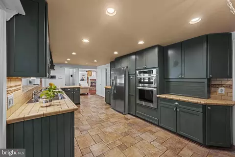 Kitchen - 6 Starlight Ct, Potomac, MD 20854 photo 3 of 7