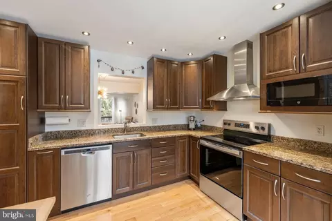 Kitchen - 135 Kinsman View Cir, Silver Spring, MD 20901 photo 2 of 3