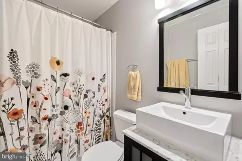 Bath - 135 Kinsman View Cir, Silver Spring, MD 20901 photo 2 of 3