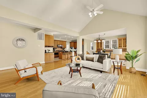 Living - 20407 Peach Tree Rd, Dickerson, MD 20842 photo 6 of 6