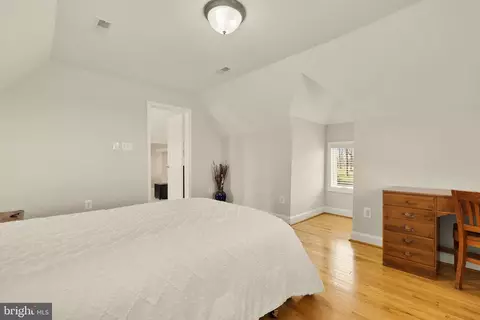 Bedroom - 20407 Peach Tree Rd, Dickerson, MD 20842 photo 9 of 10