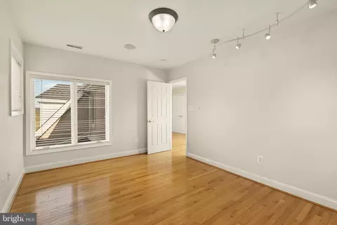 Bedroom - 20407 Peach Tree Rd, Dickerson, MD 20842 photo 7 of 10