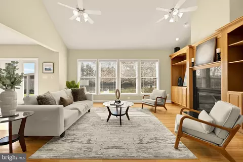 Living - 20407 Peach Tree Rd, Dickerson, MD 20842 photo 4 of 6
