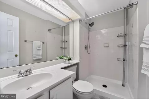708 Suffield Dr, Gaithersburg, MD 20878 photo 2