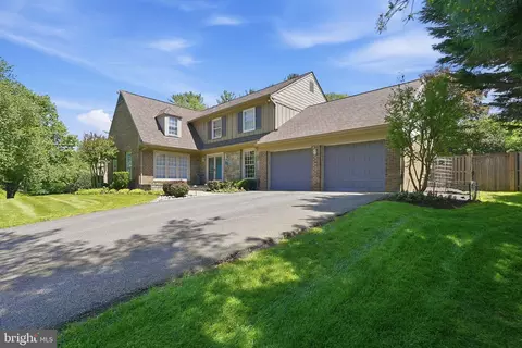 7556 Pepperell Dr, Bethesda, MD 20817