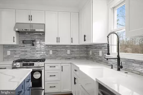 Kitchen - 21611 Slidell Rd, Boyds, MD 20841 photo 8 of 8