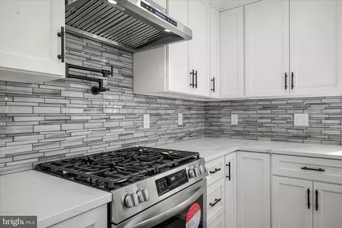 Kitchen - 21611 Slidell Rd, Boyds, MD 20841 photo 6 of 8