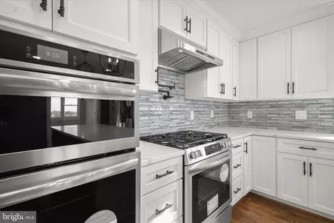 Kitchen - 21611 Slidell Rd, Boyds, MD 20841 photo 5 of 8