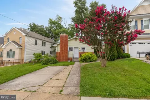 10107 Dickens Ave, Bethesda, MD 20814