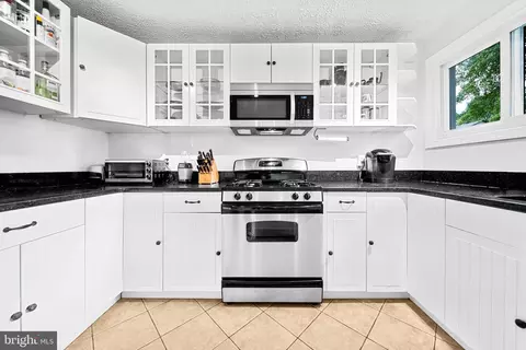 Kitchen - 12312 Valleywood Dr, Silver Spring, MD 20902 photo 4 of 5