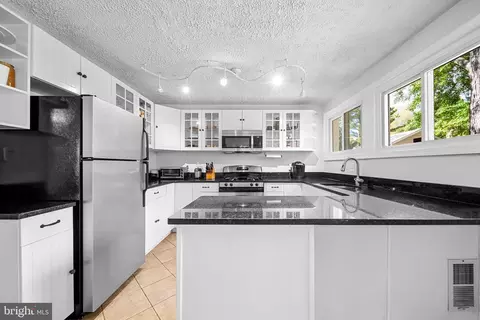 Kitchen - 12312 Valleywood Dr, Silver Spring, MD 20902 photo 2 of 5