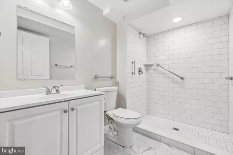 Bath - 427 Cloverly Forest Dr, Silver Spring, MD 20905 photo 4 of 4