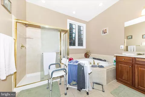 Bath - 3700 Glen Eagles Dr, Silver Spring, MD 20906 photo 2 of 5