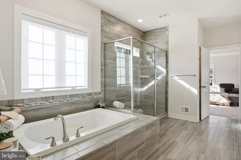 Bath - 19929 Bodmer Ave, Poolesville, MD 20837 photo 1 of 2