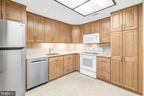 Kitchen - 15300 Wallbrook Ct #47-3A, Silver Spring, MD 20906 photo 2 of 3