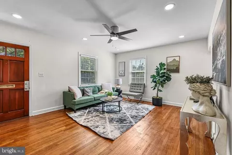 Living - 812 Forest Glen Rd, Silver Spring, MD 20901 photo 2 of 3