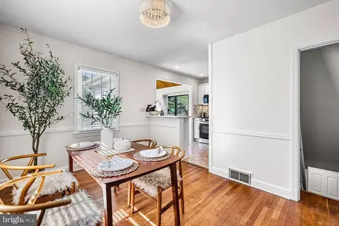 Dining - 812 Forest Glen Rd, Silver Spring, MD 20901 photo 3 of 3