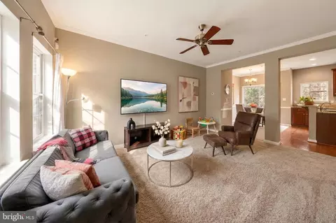 18721 Falling River Dr, Gaithersburg, MD 20879