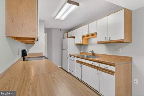 Kitchen - 15115 Interlachen Dr #3-521, Silver Spring, MD 20906 photo 2 of 3