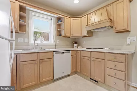 Kitchen - 10510 Hayes Ave, Silver Spring, MD 20902 photo 2 of 3