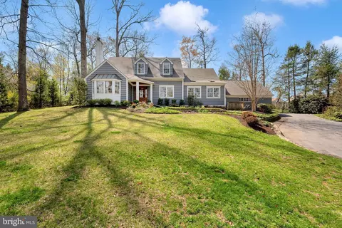 9218 Aldershot Dr, Bethesda, MD 20817