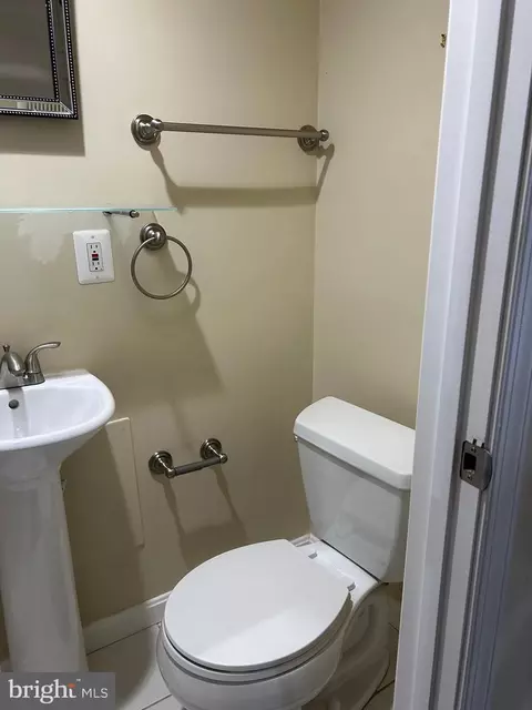Bath - 17 Habersham Ct, Silver Spring, MD 20906 photo 3 of 5