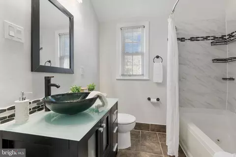 Bath - 2600 Arcola Ave, Silver Spring, MD 20902 photo 2 of 3