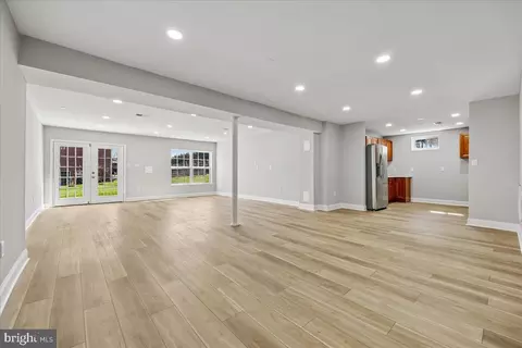 Living - 21712 Slidell Rd, Boyds, MD 20841 photo 5 of 6