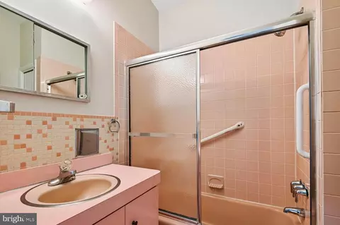 Bath - 10316 Burnt Ember Dr, Silver Spring, MD 20903 photo 2 of 3