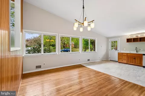 Living - 10316 Burnt Ember Dr, Silver Spring, MD 20903 photo 6 of 11