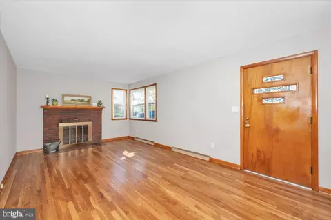 Living - 10508 Sweepstakes Rd, Damascus, MD 20872 photo 2 of 4