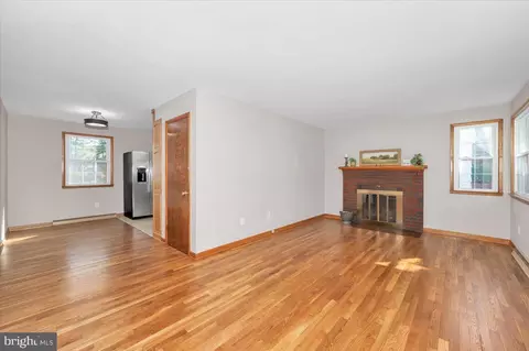Living - 10508 Sweepstakes Rd, Damascus, MD 20872 photo 3 of 4