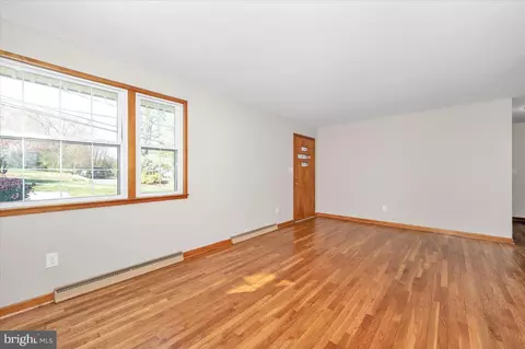Living - 10508 Sweepstakes Rd, Damascus, MD 20872 photo 4 of 4