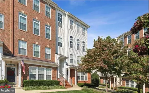 327 B Cross Green St #327B, Gaithersburg, MD 20878