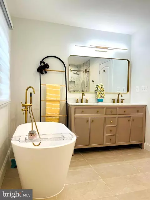 Bath - 8802 2nd Ave, Silver Spring, MD 20910 photo 4 of 12