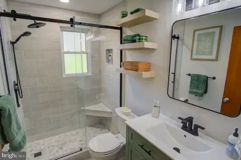 Bath - 10501 Glenhaven Dr, Silver Spring, MD 20902 photo 1 of 5