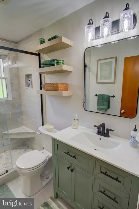 Bath - 10501 Glenhaven Dr, Silver Spring, MD 20902 photo 3 of 5