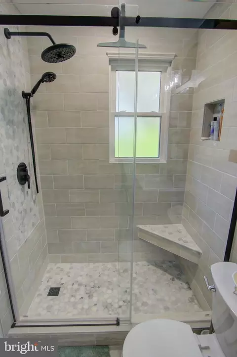 Bath - 10501 Glenhaven Dr, Silver Spring, MD 20902 photo 2 of 5