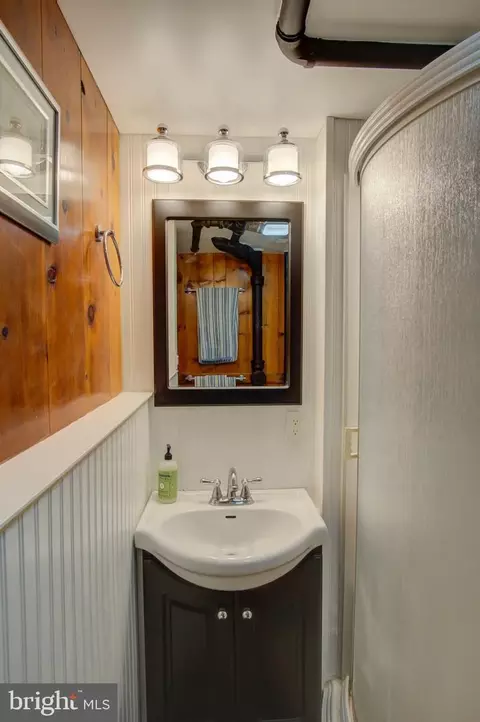 Bath - 10501 Glenhaven Dr, Silver Spring, MD 20902 photo 4 of 5