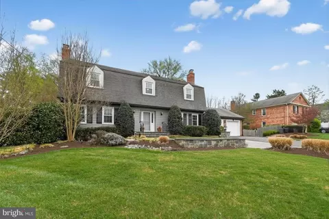 9325 Renshaw Dr, Bethesda, MD 20817