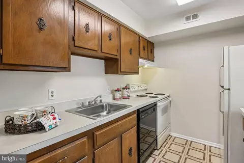 Kitchen - 15020 Eardley Ct #281G, Silver Spring, MD 20906 photo 2 of 2