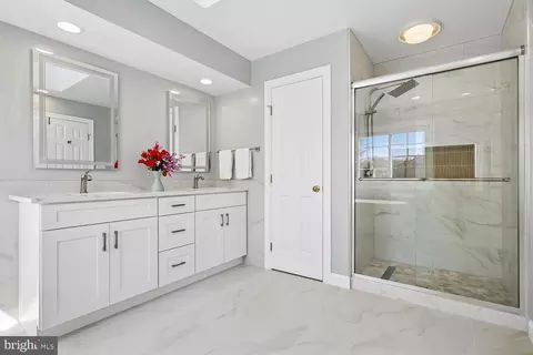 Bath - 13236 Maplecrest Dr, Potomac, MD 20854 photo 2 of 6
