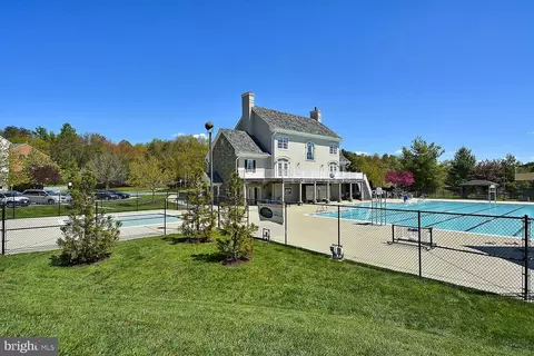 Exterior - 13236 Maplecrest Dr, Potomac, MD 20854 photo 6 of 9