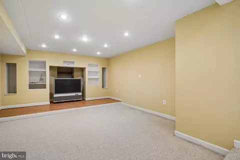 Living - 13236 Maplecrest Dr, Potomac, MD 20854 photo 4 of 4