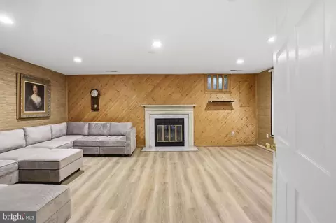 Living - 15029 Shamrock Ridge Rd, Silver Spring, MD 20906 photo 4 of 5