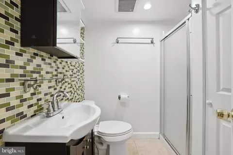 Bath - 15029 Shamrock Ridge Rd, Silver Spring, MD 20906 photo 3 of 3