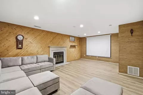 Living - 15029 Shamrock Ridge Rd, Silver Spring, MD 20906 photo 5 of 5