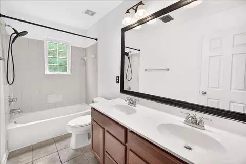 Bath - 18733 Falling River Dr, Gaithersburg, MD 20879 photo 2 of 4